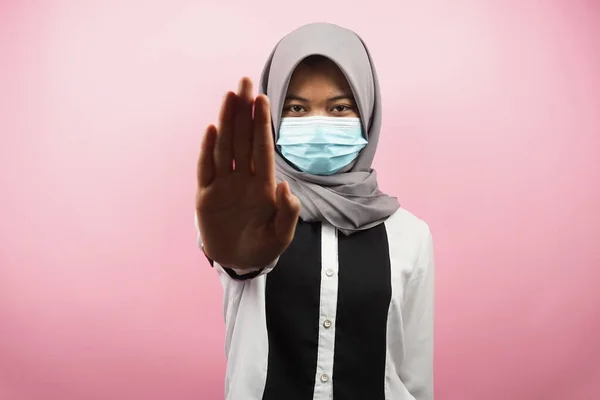 Donna Musulmana Che Indossa Maschera Medica Con Mano Segno Stop — Foto Stock