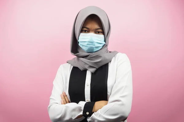 Donna Musulmana Con Maschera Medica Sicura Eccitata Isolata Sfondo Rosa — Foto Stock