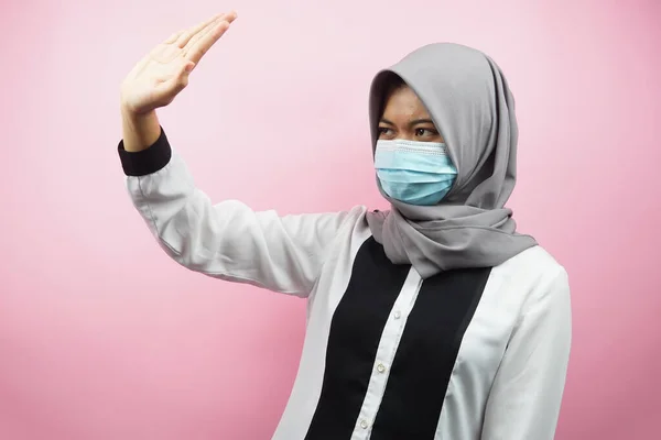 Donna Musulmana Che Indossa Maschera Medica Con Mano Che Rifiuta — Foto Stock