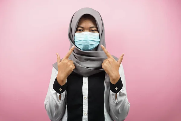 Mulher Muçulmana Usando Máscara Médica Com Mão Apontando Para Máscara — Fotografia de Stock