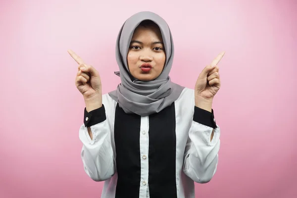 Schöne Asiatische Junge Muslimin Mit Tränendem Mund Die Hand Zeigt — Stockfoto