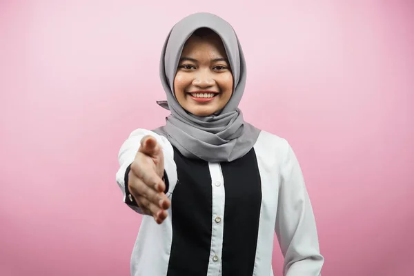 Bonita Jovem Asiático Muçulmano Mulher Sorrindo Confiantemente Com Mãos Tremendo — Fotografia de Stock