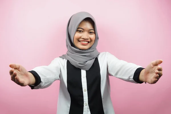 Bonita Jovem Asiático Muçulmano Mulher Sorrindo Alegremente Com Braços Abertos — Fotografia de Stock