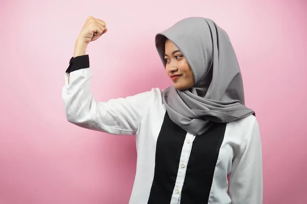 ピンクの背景に隔離された筋肉 強さのサインアームを調達した美しいアジアの若いイスラム教徒の女性 — ストック写真
