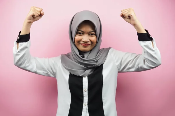Красивая Азиатская Молодая Мусульманка Поднятыми Мускулами Руками Знак Силы Изолированные — стоковое фото