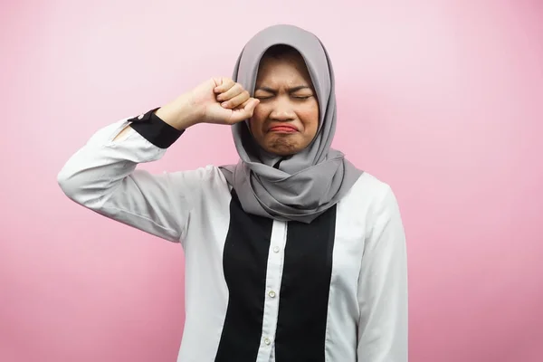 美しい若いイスラム教徒の女性が泣き 手を拭く涙 ピンクの背景に隔離された — ストック写真