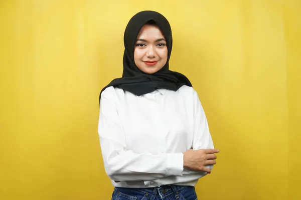 Wanita Muslim Asia Muda Yang Cantik Tersenyum Dengan Penuh Percaya — Stok Foto