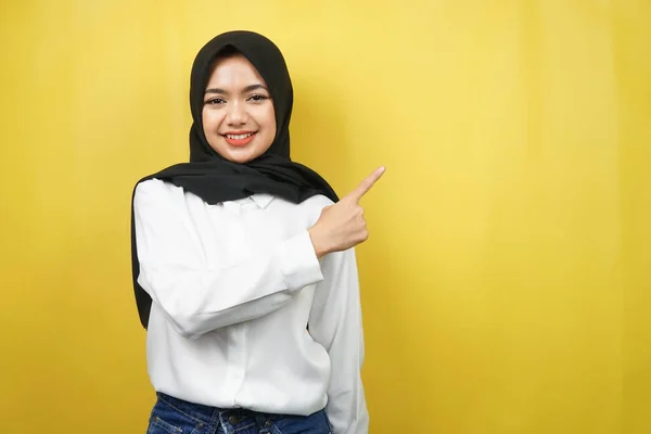 Beautiful Young Asian Muslim Woman Hands Pointing Empty Space Presenting — Stock Photo, Image