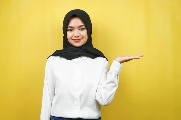 Wanita Muslim Asia Muda Yang Cantik Dengan Tangan Yang Menunjukkan — Stok Foto