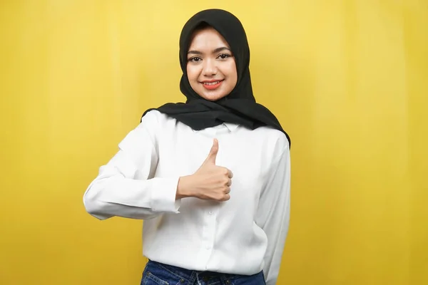 Wanita Muslim Asia Muda Yang Cantik Dengan Jempol Atas Tangan — Stok Foto