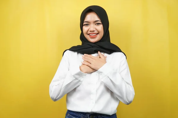 年轻美丽的亚裔穆斯林女子面带微笑 面带微笑 双手托着胸膛 兴奋而不期而遇 凝视着被黄色背景隔离的相机 — 图库照片