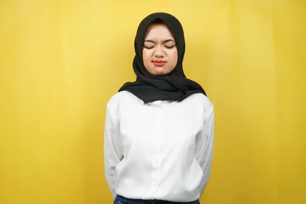 Krásná Asijské Mladá Muslimka Trucování Zklamaný Nešťastný Nespokojen Izolované Žlutém — Stock fotografie