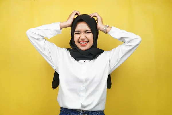 美しい若いアジアのイスラム教徒の女性がショックを受けました 目まい 不幸な 多くの問題 解決したいです 黄色の背景に隔離された頭を保持手で — ストック写真