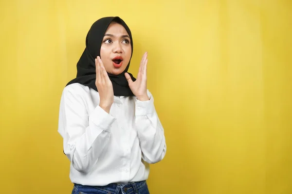 Красивая Молодая Азиатская Мусульманка Шокирована Неверна Удивлена Глядя Пустое Пространство — стоковое фото