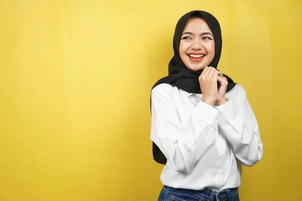 美しい若いアジアのイスラム教徒の女性が自信を持って明るく見える空のスペース何かを提示し 黄色の背景に隔離 — ストック写真