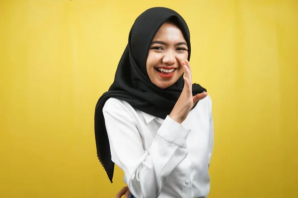 Piękna Młoda Muzułmanka Azjatycka Uśmiechnięta Śmiało Podniecająco Blisko Kamery Szepcząca — Zdjęcie stockowe