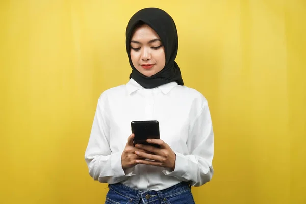 Bela Ásia Jovem Muçulmano Mulher Segurando Smartphone Isolado Amarelo Fundo — Fotografia de Stock