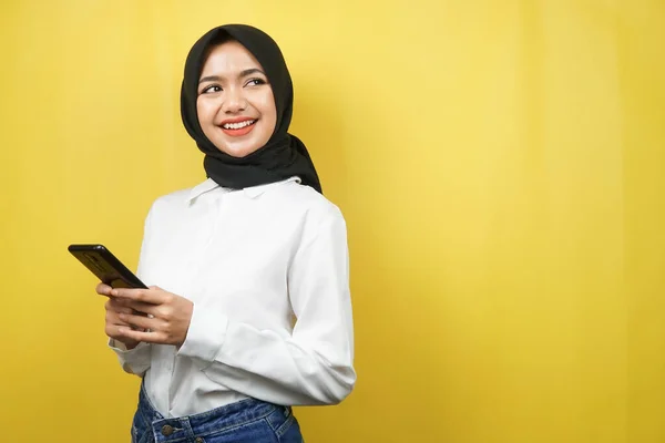 Красива Молода Азіатська Мусульманка Посміхається Впевнено Захоплююче Весела Руками Тримає — стокове фото