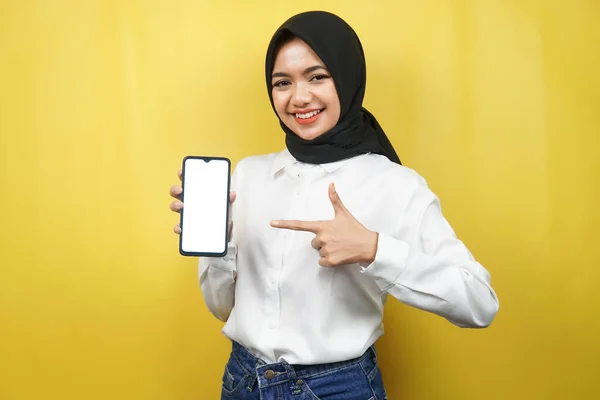 Красива Молода Азіатська Мусульманка Посміхається Впевнено Захоплююче Весела Рукою Вказуючи — стокове фото