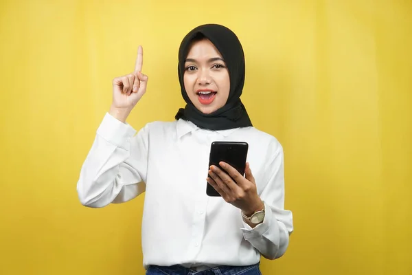 Bonita Jovem Asiático Muçulmano Mulher Sorrindo Chocado Surpreso Ficando Uma — Fotografia de Stock