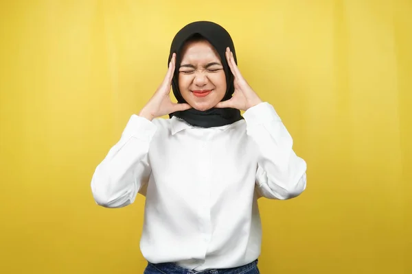 美丽的年轻的亚裔穆斯林女子震惊 不快乐 有许多问题 需要解决 双手抱头隔离在黄色背景下 — 图库照片