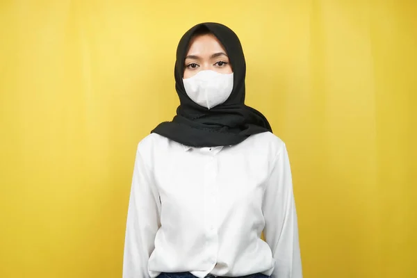 戴白口罩的穆斯林妇女 抗Corona病毒运动 抗Covid 19运动 戴黄底隔离口罩的健康运动 — 图库照片