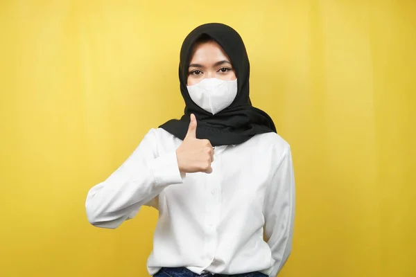 戴白色口罩的穆斯林妇女 反对Corona病毒运动 反对Covid 19运动 使用口罩的健康运动 双手显示出良好的标志 工作出色 在黄色背景下被隔离 — 图库照片