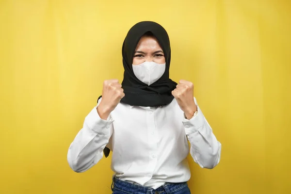 穆斯林妇女戴着白色面具 拳头紧紧抓住 双手紧握着 胜利的标志手 防止Corona病毒 防止Covid 被黄色背景隔离 — 图库照片