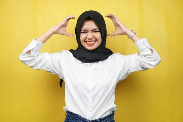 Mooie Jonge Aziatische Moslim Vrouw Geschokt Duizelig Gestrest Ongelukkig Veel — Stockfoto