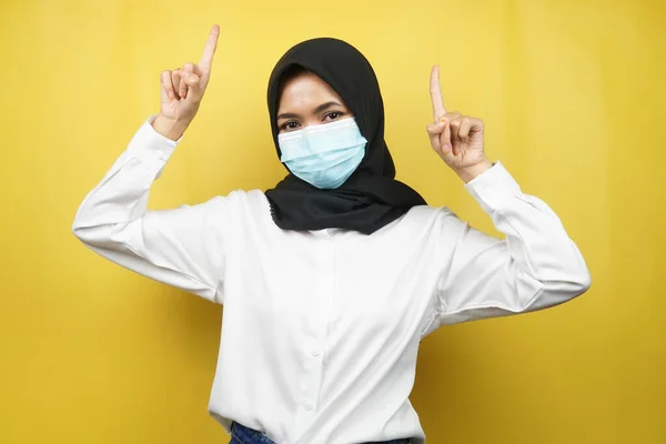 Muselman Kvinna Bär Medicinsk Mask Hand Pekar Tomt Utrymme Hand — Stockfoto