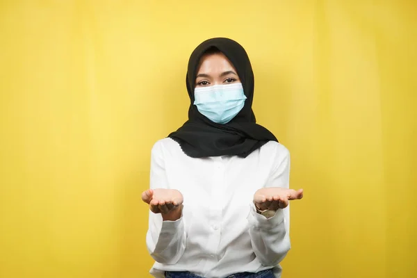 Mulher Muçulmana Usando Máscara Médica Mãos Apresentando Algo Isolado Fundo — Fotografia de Stock