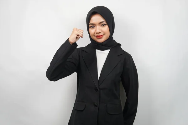 若い美しいアジアのイスラム教徒のビジネス女性が自信と興奮し 最初の パンチ ブレース 勝利のサイン手 灰色の背景に隔離された — ストック写真