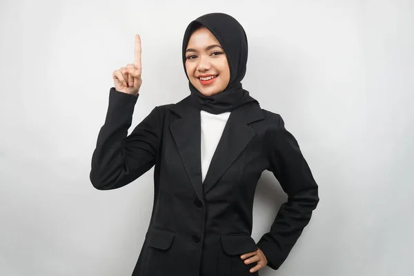 Piękny Młody Azjatycki Muzułmański Biznes Kobieta Pewny Uśmiechnięty Rękami Góry — Zdjęcie stockowe