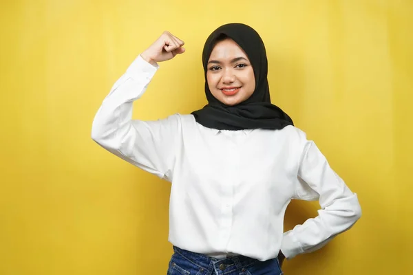 Schöne Asiatische Junge Muslimische Frau Mit Erhöhten Muskeln Kraftzeichen Arme — Stockfoto