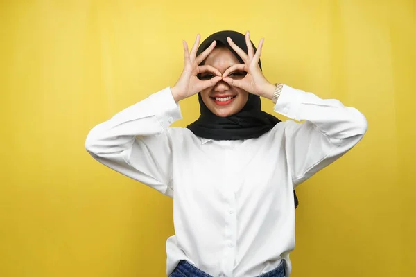 Hermosa Mujer Joven Musulmana Asiática Sonriendo Alegre Excitada Con Gafas —  Fotos de Stock