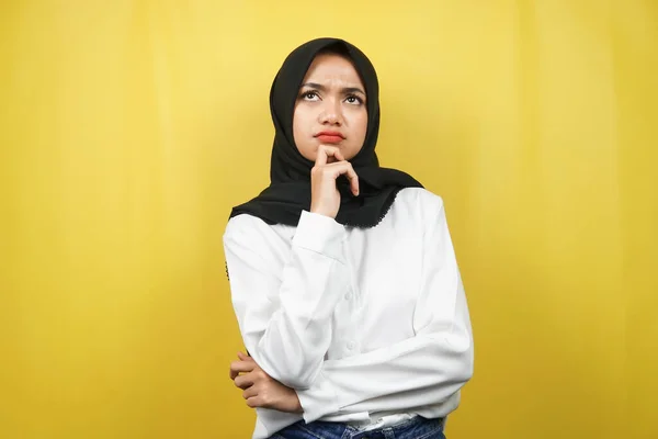 Schöne Asiatische Junge Muslimische Frau Denkt Sucht Nach Ideen Sucht — Stockfoto