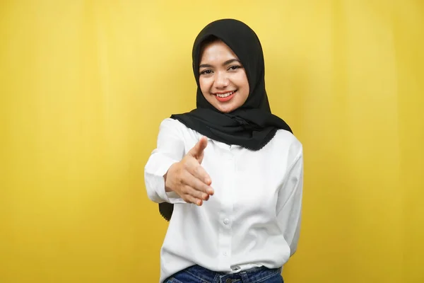 Красивая Молодая Азиатская Мусульманка Уверенно Улыбается Руками Пожимающими Камеру Руками — стоковое фото