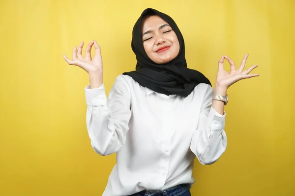 Hermosa Joven Musulmana Con Las Manos Meditando Signo Sonriendo Cómoda —  Fotos de Stock