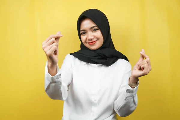 Schöne Junge Asiatische Muslimin Lächelnd Mit Koreanischem Liebeszeichen Hand Hand — Stockfoto