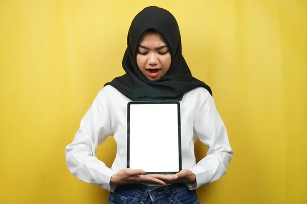 Bonita Jovem Asiático Muçulmano Mulher Sorrindo Animado Alegre Segurando Tablet — Fotografia de Stock