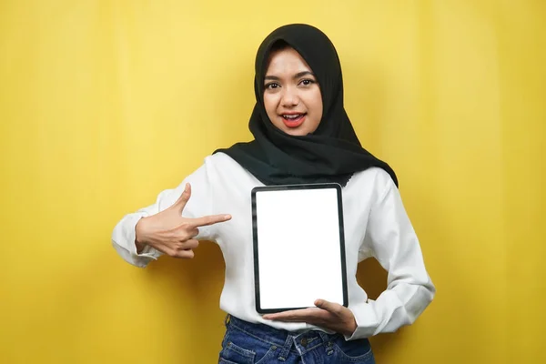 Bonita Jovem Asiático Muçulmano Mulher Sorrindo Animado Alegre Segurando Tablet — Fotografia de Stock