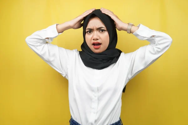 Bonita Jovem Asiático Muçulmano Mulher Chocado Surpreso Wow Expressão Mãos — Fotografia de Stock