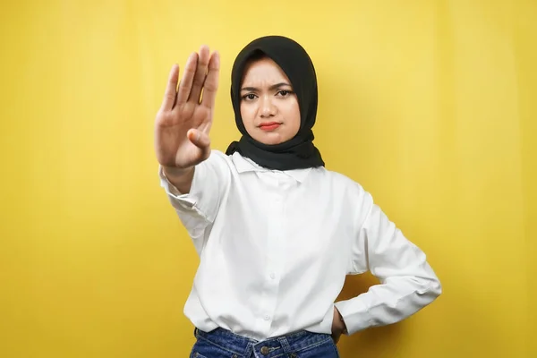 Bela Ásia Jovem Muçulmano Mulher Com Stop Sign Mão Rejeitar — Fotografia de Stock