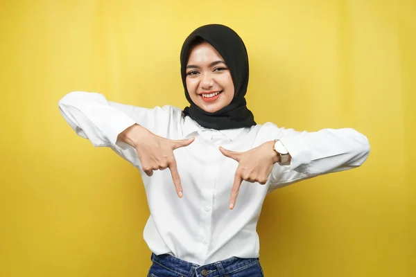 Hermosa Mujer Joven Musulmana Asiática Con Las Manos Apuntando Hacia —  Fotos de Stock