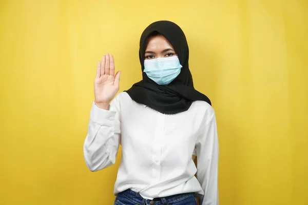 Mulher Muçulmana Usando Máscara Médica Com Sinal Mão Aberta Como — Fotografia de Stock
