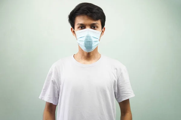 Νεαρός Ασιάτης Λευκό Shirt Στέκεται Ψηλός Χρησιμοποιώντας Ιατρική Μάσκα Που — Φωτογραφία Αρχείου