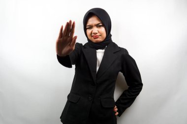 Güzel Asyalı genç Müslüman iş kadını dur işareti eli ile, reddet işaret eli, yasaklama işareti el, el yaklaşma, işaret el işareti el işareti, işaret elini hareket ettirme, beyaz arka planda izole edilmiş
