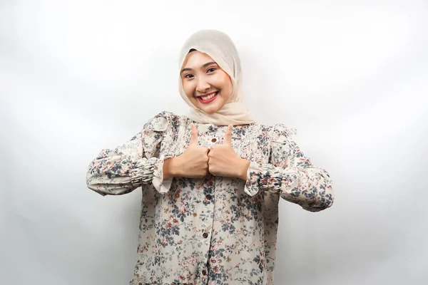 手親指を持つ美しい若いアジアのイスラム教徒の女性 Okサイン 良い仕事 自信を笑顔 熱狂的で陽気な 白い背景に隔離されたカメラを見て — ストック写真