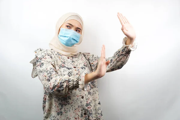 Mulher Muçulmana Usando Máscara Médica Com Mão Rejeitando Algo Mão — Fotografia de Stock