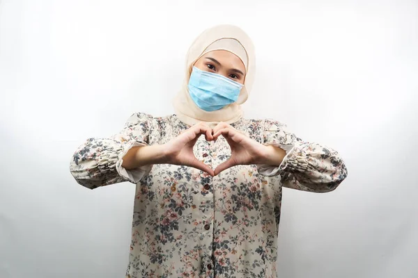 Muslimische Frauen Mit Medizinischen Masken Mit Liebevollen Händen Corona Virus — Stockfoto